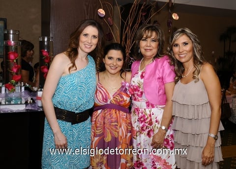 La festejada junto a las anfitrionas de su festejo de canastilla: Marcela Pereyra de Compeán, Lupita González de Pereyra y Mónica Pereyra de Pérez.