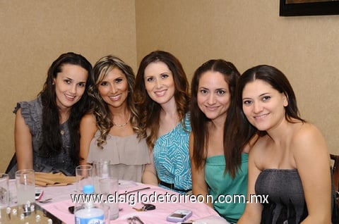 Nora, Mónica, Marcela, Alicia y Ale.