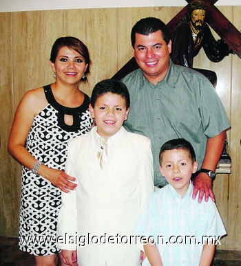 Axel Radamés Becerril López recibió su Primera Comunión, donde fue acompañado por sus papás Arnoldo Radamés y Gabriela de Becerril, así como por su hermano Érik Arnoldo.