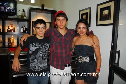 Alexis, Luis y Giovanna Diz.