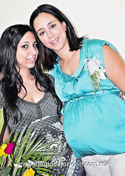15082011  Cecilia con la futura mamá Cristina Zarzar Vera.