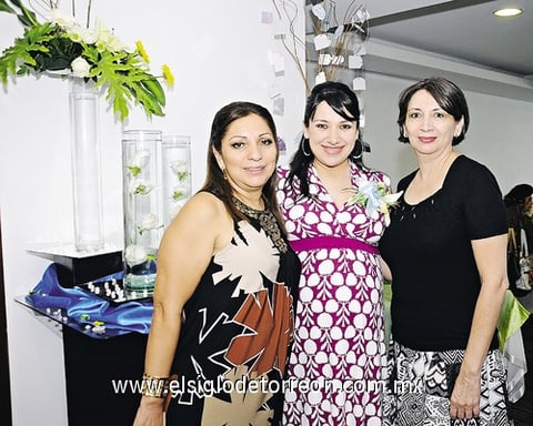15082011  Martínez de López y Laura Castillo junto a Laura Flores de López en su festejo de canastilla.
