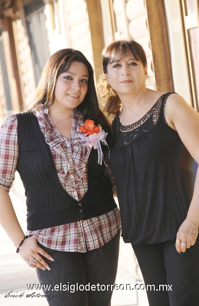 15082011  Ramírez Aba acompañada de su mamá Sra. María de la Luz Aba Rentería, quien fungió como anfitriona del festejo.