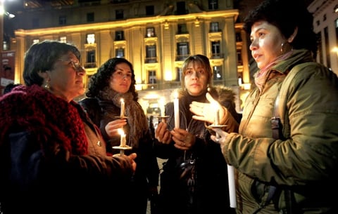 En tanto un número similar de estudiantes, pero de la Universidad Católica de Temuco, se reunieron y prendieron velas en la avenida Rudecindo Ortega, frente al campus norte de esta casa de estudios superiores