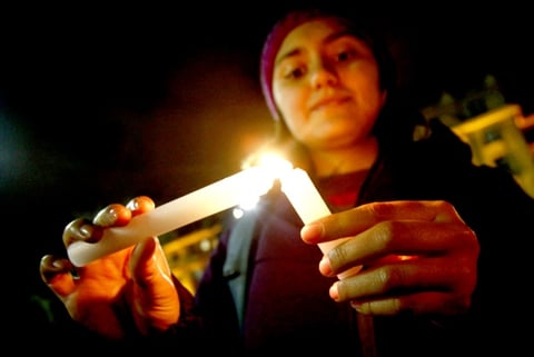 Mientras en la capital hubo encuentros en varios puntos, en la región de La Araucanía, en el sur de Chile, más de 50 alumnos de la Universidad de la Frontera, se reunieron frente a la Gobernación de Cautín, para encender varias velas en el acceso principal que se encontraba custodiado por carabineros.