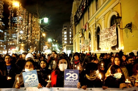 Decenas de estudiantes chilenos realizaron en varias ciudades 'velatones' en apoyo de los jóvenes que se encuentran el huelga de hambre desde hace 40 días en demanda de una educación pública, gratuita y de calidad.