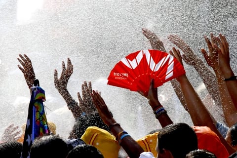 Cientos de peregrinos y ciudadanos españoles se unieron para darle la bienvenida con música, banderas y pancartas, globos, confeti y grandes serpentinas blancas y amarillas, los colores vaticanos.