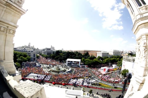 Las calles aledañas a la Puerta de Alcalá y la fuente de la diosa Cibeles, dos de los monumentos más emblemáticos de la ciudad, amanecieron cortadas al tráfico y transitadas desde primera hora por los numerosos grupos de fieles.