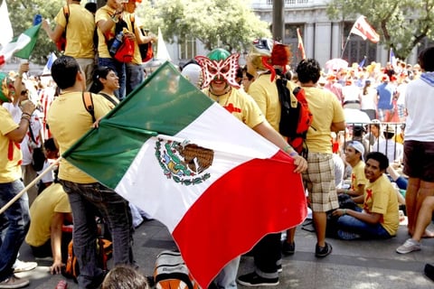 Con las principales avenidas engalanadas para la ocasión, decenas de personas lanzaron globos, confeti y grandes serpentinas amarillas y blancas, los colores de la bandera vaticana en varios puntos del recorrido, mientras grupos de peregrinos católicos enarbolaban las banderas de sus países, entre ellas muchas latinoamericanas.