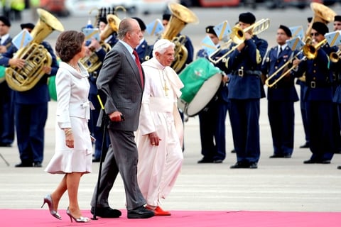 El Papa fue recibido en la pista de la terminal por el rey Juan Carlos I y su esposa, la reina Sofia, además del presidente del gobierno español, José Luis Rodríguez Zapatero y el líder del opositor Partido Popular, Mariano Rajoy.