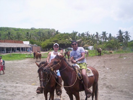 LEONARDO Domínguez y Jonathan Quiño-
nes de paseo por la Isla de la Piedra.
