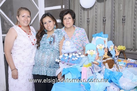 18082011  acompañada por su mamá Coco Hermosillo y su hermana Eloísa Salazar.