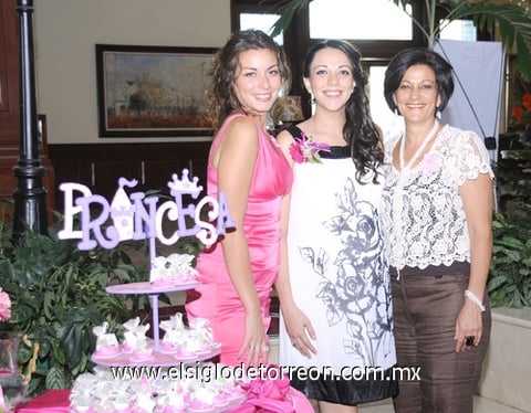 18082011 acompañada de su hermana Ana Isabel y su mamá Myrna.