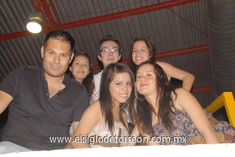 19082011  Mónica, Juan, Fernanda, Lorena y Violeta, acudieron al concierto de Kalimba que ofreció el viernes doce del presente mes.