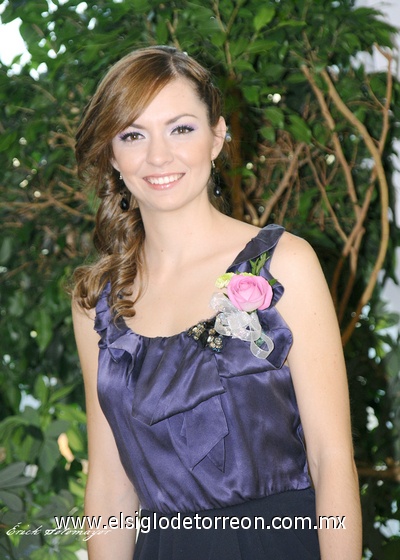 19082011 Azucena Garza Ceñal lució muy contenta en su festejo prenupcial.- Érick Sotomayor Fotografía
