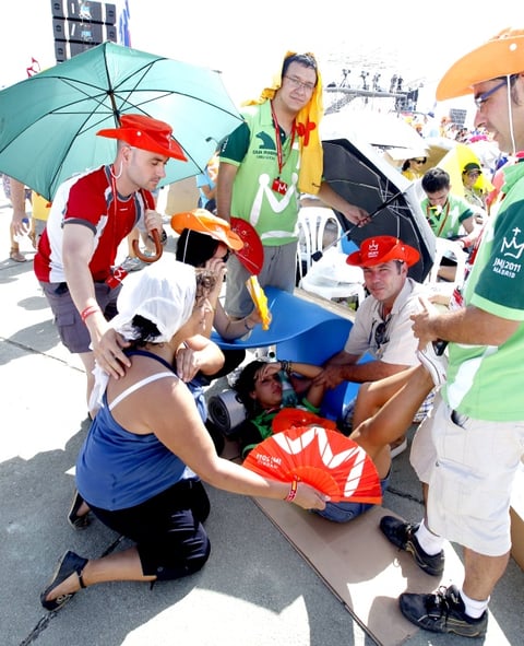 Bajo un sol intenso y altas temperaturas, los peregrinos se dirigieron a Cuatro Vientos también en tren, medio de transporte que reforzó sus corridas.