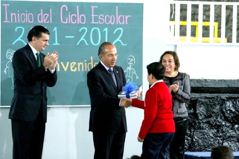 'Son 35 millones de mexicanos que en este momento están yendo a las aulas y es algo muy bonito y muy curioso que ese sólo fenómeno de que 35 millones de personas vayan a clase en paz, vayan a clase diariamente, uno de cada tres mexicanos esté en un aula como esta es realmente una expresión de fortaleza del país, una expresión de valor y también de esperanza', dijo Calderón.
