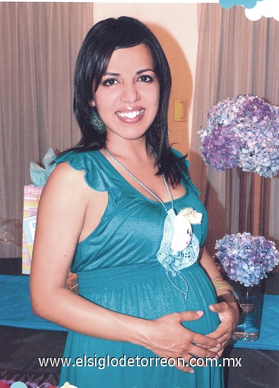 22082011 Sáenz de Rodríguez en espera de su primer bebé que llevará por nombre Santiago.