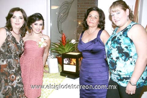 23082011 Ríos recibió una despedida por parte de su mamá Laura Aguilera y su prima Fernanda, también la acompañaron Estela Lucero y Estela Gómez.
