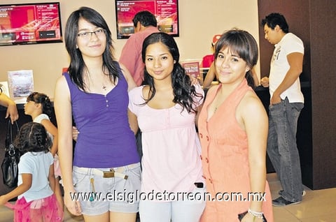 24082011  Claudia y Ana, acudieron recientemente a disfrutar de su película favorita en tercera dimensión.