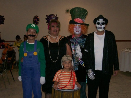 ROSARIO Rodríguez de Zugasti con sus nietos, Alejandro, Violeta, Raúl, y Édgar.