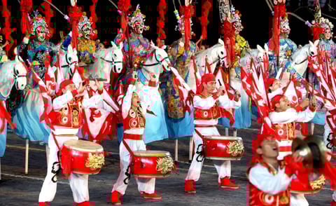 La compañía cultural china She Huo participa durante un ensayo del Festival Internacional Militar de Música 'Spasskaya Tower'.