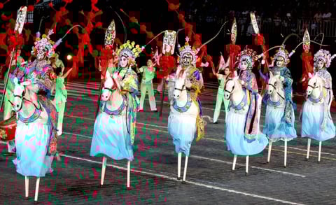 La compañía cultural china She Huo durante un ensayo del Festival Internacional Militar de Música 'Spasskaya Tower'.