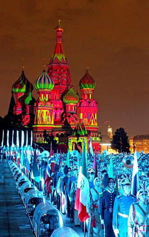 Más de 2,000 músicos militares de países como Rusia, Grecia, Bélgica, Reino Unido, Jordania, Noruega, China, Pakistán, Italia, Ucrania, México, España, Suiza y Francia participan en el festival.