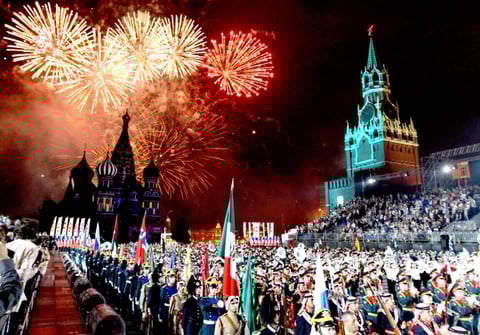 Bandas militares de diferentes países se presentan durante un ensayo del Festival Internacional Militar de Música 'Spasskaya Tower' en la Plaza Roja de Moscú.