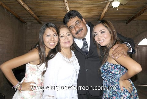 31082011  su 25 aniversario de matrimonio Dr. Jorge Luis Candelas y Sra. Martha Reyes, los acompañan sus hijas Alicia y Rocío Candelas Reyes.- Jesús Galindo