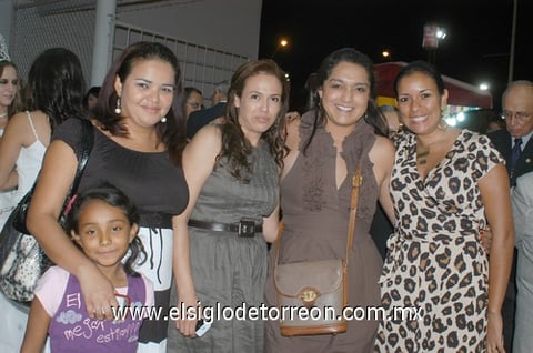 04092011  Woo, Maluli, Paulette Guzmán y Angélica Amezcua.