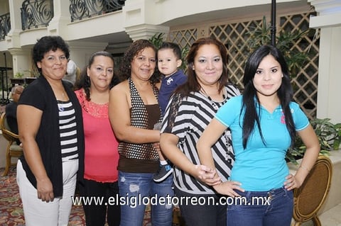 04092011  María del Carmen y Elba Luna, Cristian del Toro, Elizabeth Hernández y Rosy Luna.