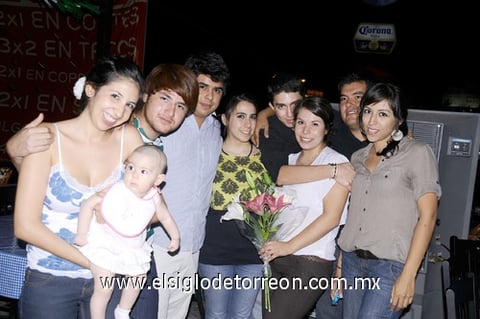 04092011  Recio festejó su cumpleaños, acompañada por sus amigos Renata, Victoria, Anue, Víctor, Geo, Aldo, Enrique y Ederly.