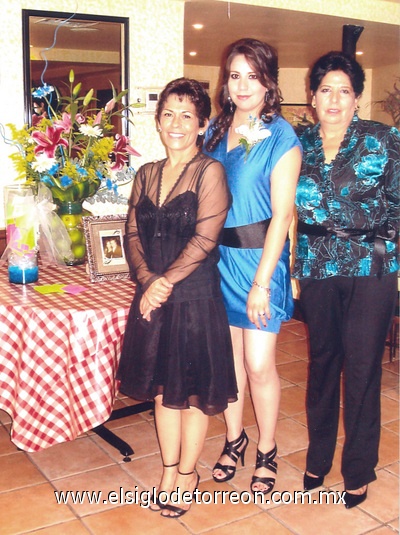 04092011  novia acompañada de las anfitrionas de su festejo prenupcial, su futura suegra Sra. Leticia Bobadilla Álvarez y su mamá Sra. María del Carmen Sánchez Montalvo.- Érick Sotomayor Fotografía