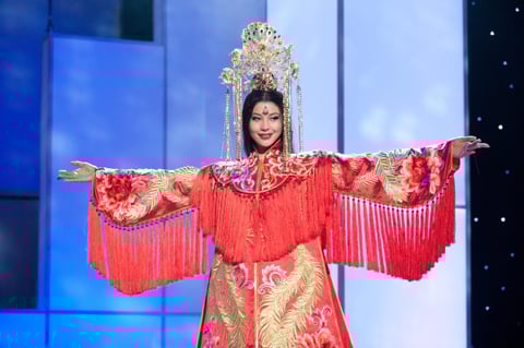 La candidata de China a Miss Universo 2011, Luo Zilin, posa en traje típico en Sao Paulo (Brasil).