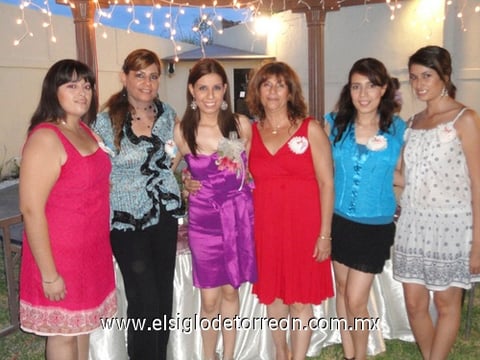 09092011 a la festejada, Yéssica Burgos Córdova, la mamá de la festejada María del Carmen, Rosario Córdova de Burgos, Stephy Valdez Córdova y Andrea Burgos Córdova.