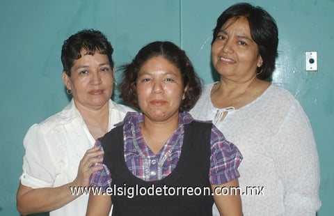 08092011 , Lupita y Gaby, voluntarias del Hospital Universitario.