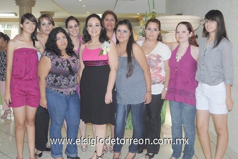 10092011 Sofía, Emma, Ilse, Rosy, Ingrid, Baby, Ana y Pamela, acompañaron a la guapa festejada.