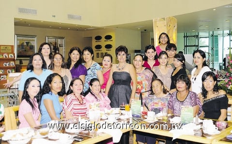 12092011  Torres el día de su cumpleaños acompañada por invitadas a su recepción.