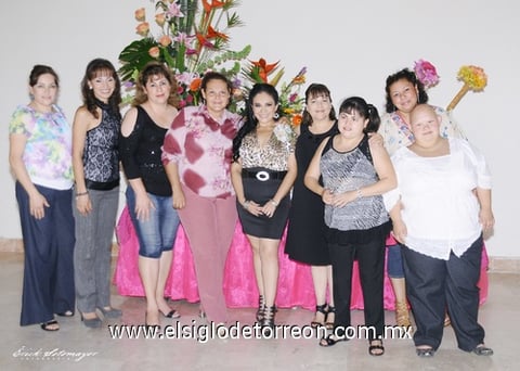 12092011  lució feliz junto a las invitadas a su despedida de soltera.