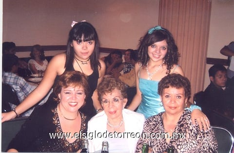 12092011  Magdalena Goitia de Rojas con sus hijas Mayo Rojas de Padilla y Mónica Rojas de Bravo; y sus nietas Marlene y Marla Bravo.