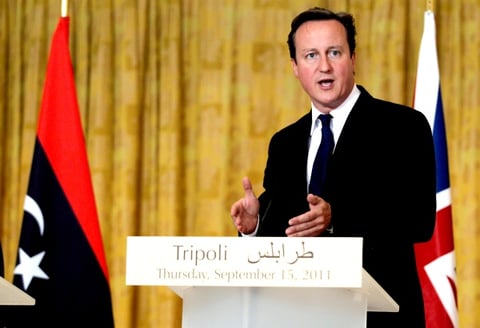En una conferencia de prensa junto a Mustafá Abdul-Jalil, jefe del CNT, y el primer ministro Mahmud Jibril, Cameron y Sarkozy expresaron su respaldo al consejo.