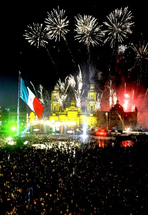 Capitalinos disfrutaron de un espectáculo de fuegos pitotécnicos.