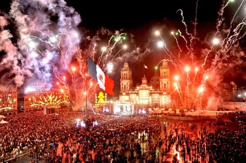 Con música tradicional mexicana y en un ambiente de fiesta y alegría, inició en el Zócalo capitalino el espectáculo de juegos pirotécnicos, con motivo de los festejos por el 201 aniversario del Inicio de la Independencia de México.