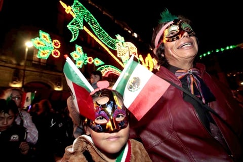 Fuentes oficiales de la capital mexicana dijeron que esperaban en el Zócalo a unas 50,000 personas y que en toda la capital fueron desplegados unos diez mil policías, pues esta ceremonia se replica en las 16 delegaciones del Distrito Federal.