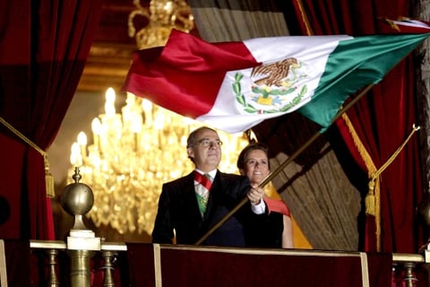 Desde el balcón central del Palacio Nacional, hizo sonar la Campana de Dolores cuatro veces para luego exclamar: 'Mexicanos: íViva los héroes que nos dieron patria!, íviva Hidalgo!, íviva Morelos!, íviva Josefa Ortiz de Domínguez!, íviva Allende!, ívivan Aldama y Matamoros! íViva la Independencia nacional!