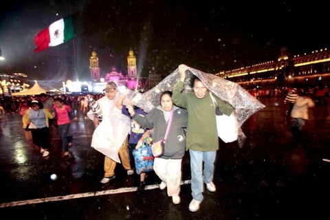 La lluvia no fue impedimento para que familias dieran el 'Grito'.