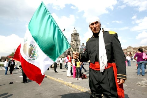 Asistentes acudierón caracterizados de héroes patrios.