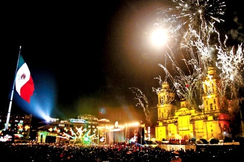 Visitantes que acudieron al Zócalo capitalino a celebrar el 201 Aniversario de la Independencia reconocieron su miedo a ser víctimas de un ataque del crimen organizado.