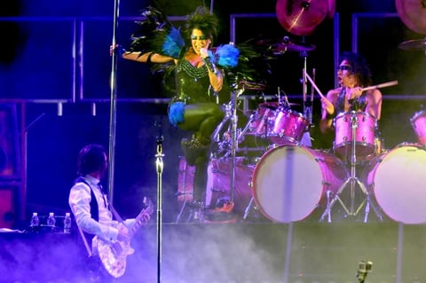 “Bienvenidos a esta fiesta”, fueron las palabras con las que la rockera saludó a los laguneros para luego interpretar Muriendo Lento y Mala Hierba.